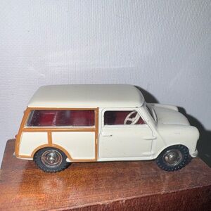 Dinky Toys Morris Mini Traveller